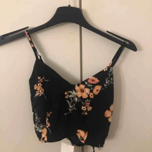  - Ett kort linne från Hm med knytning bak.✨Prislapp kvar och oanvänd💖🙃Köpare står för frakt☺️☀️