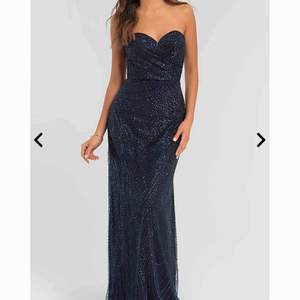 Storlek 6 (XS/S) Mörkblå klänning med fina glitterdetaljer. Mycket bra kvalitet och endast prövad 1 gång😊  Passar perfekt på mig som är 170.  Inköpspris; 1500kr Frakt ingår i priset! Möts upp i Karlstad annars.