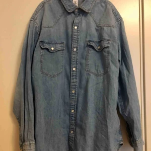  - Dena skjorta har ägts väldigt länge och har knappt använts, den är för liten för mig och passar inte min stil längre😊 + frakt 50kr  De går att swisha📲 