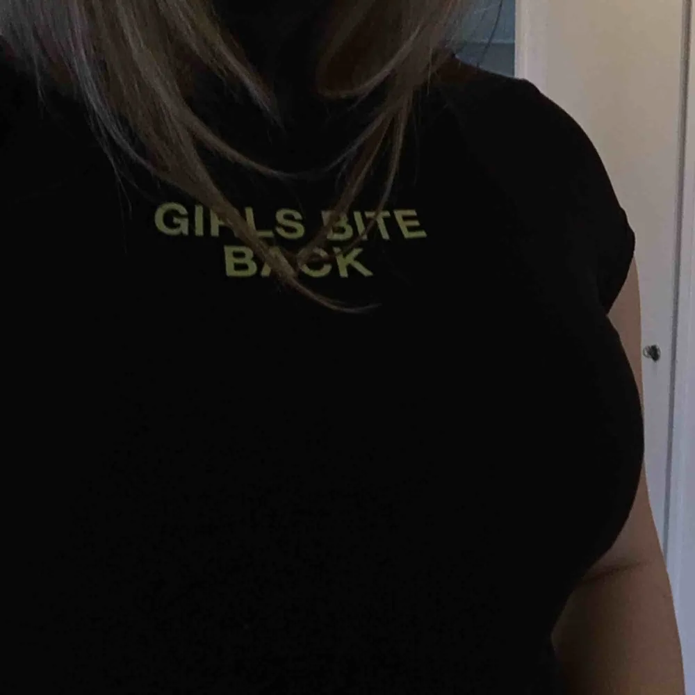 Svart snygg t-shirt från New Yoker. Väldigt bra skick. Texten är e neongrön och det står ”girls bite back”. T-shirts.