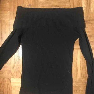 Off Shoulder Topp - Svart offshoulder tröja. Frakt tillkommer❤️