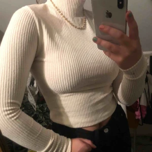  - Hej! Säljer denna fina manchester tröja, då den sitter lite för tajt för min smak.