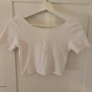 - Enkel och fin Crop Top från Stradivarius som är perfekt för sommaren