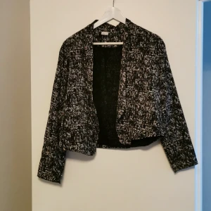 Tunn kavaj  - Tunn  kavaj från ginatricot Strl 40