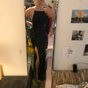  - Supersnygg, svart klänning med lite extra bling ! ✨ Passar perfekt till bal!  Storlek 34/xs Aldrig använd, köpt för 350 kr Pris kan diskuteras vid snabb affär, men frakt tillkommer 🖤