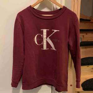 Calvin Klein sweatshirt Vinröd Storlek small Säljer för att jag inte använder den längre Hör av dig om du vill ha fler bilder eller undrar något:)