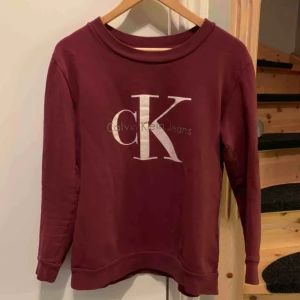  - Calvin Klein sweatshirt Vinröd Storlek small Säljer för att jag inte använder den längre Hör av dig om du vill ha fler bilder eller undrar något:)