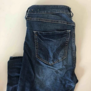  - Tajta hollister jeans, använda men i gott skick! Hög midja och inte stretchiga. Midja 27 och längd 33.  Tar swish!!! 
