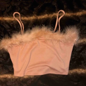  - Väldigt söt och fin kort rosa linne med fake päls detaljer. 