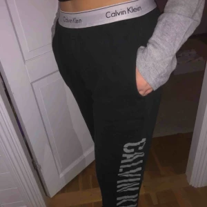  - Mjukisbyxor från Calvin Klein Passar både kille och tjej Köparen står för frakt 