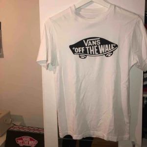  - Snygg vans tisha - strl M men i BOYS!! Sitter därför som en S typ!!! Köparen står för frakt🤛🏼🤛🏼