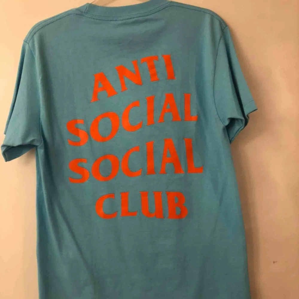 Skitsnygg äkta tröja från ASSC. Storlek s och har normal passform. 100% bomull. Endast testad. Säljer pga att den aldrig kommit till användning. . T-shirts.