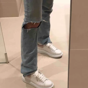  - Ljusblåa bootcut jeans från Zara som jag sytt in lite i benen för att få en mer rak passform, har även klippt ett eget hål på ena knät! Väldigt stretchiga och precis lagom långa för mig som är 168cm :) 
