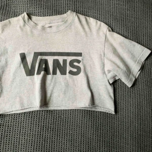  - Avklippt Vans Tshirt, grå S/M.
