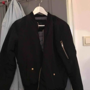  - Svart enkel bomberjacka! Säljer pga använder aldrig längre å tar onödig plats i garderoben. Väldigt bra skick! 