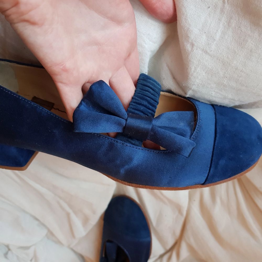Superfina skor från See By Chloé. Har knappt använt dom så i jättefint skick. Mörkblåa i satin och mocka. . Skor.