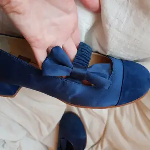 Superfina skor från See By Chloé. Har knappt använt dom så i jättefint skick. Mörkblåa i satin och mocka. 