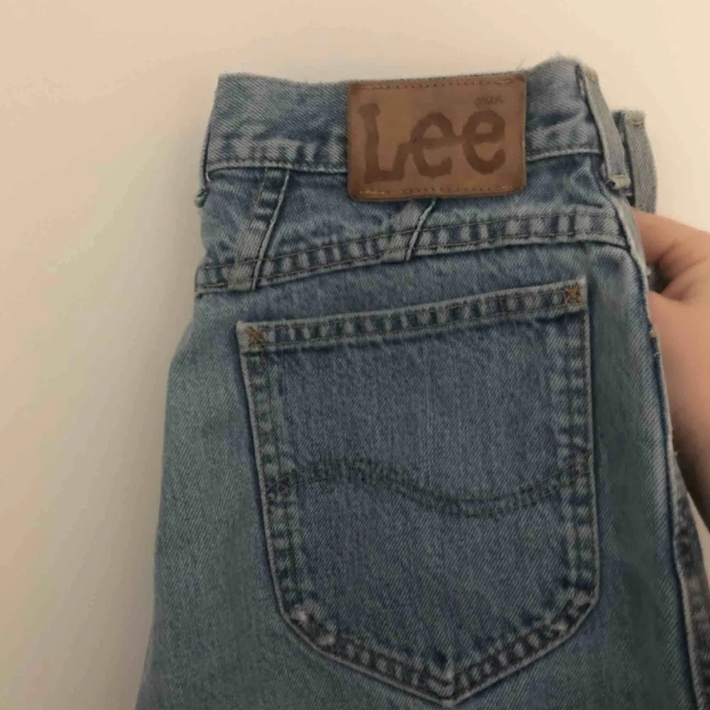 Dessa supersnygga Lee-jeans säljer jag nu då de aldrig används. Köpta på Beyond Retro för samma pris 🦋 Är tyvärr inte säker på storleken, passar mig som vanligen är 36/S/M. Jeans & Byxor.