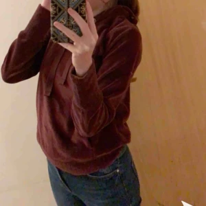  - Hoodie från champion, någon fläck på dock. Säljer pga för liten, skulle säga xs i  storlek 