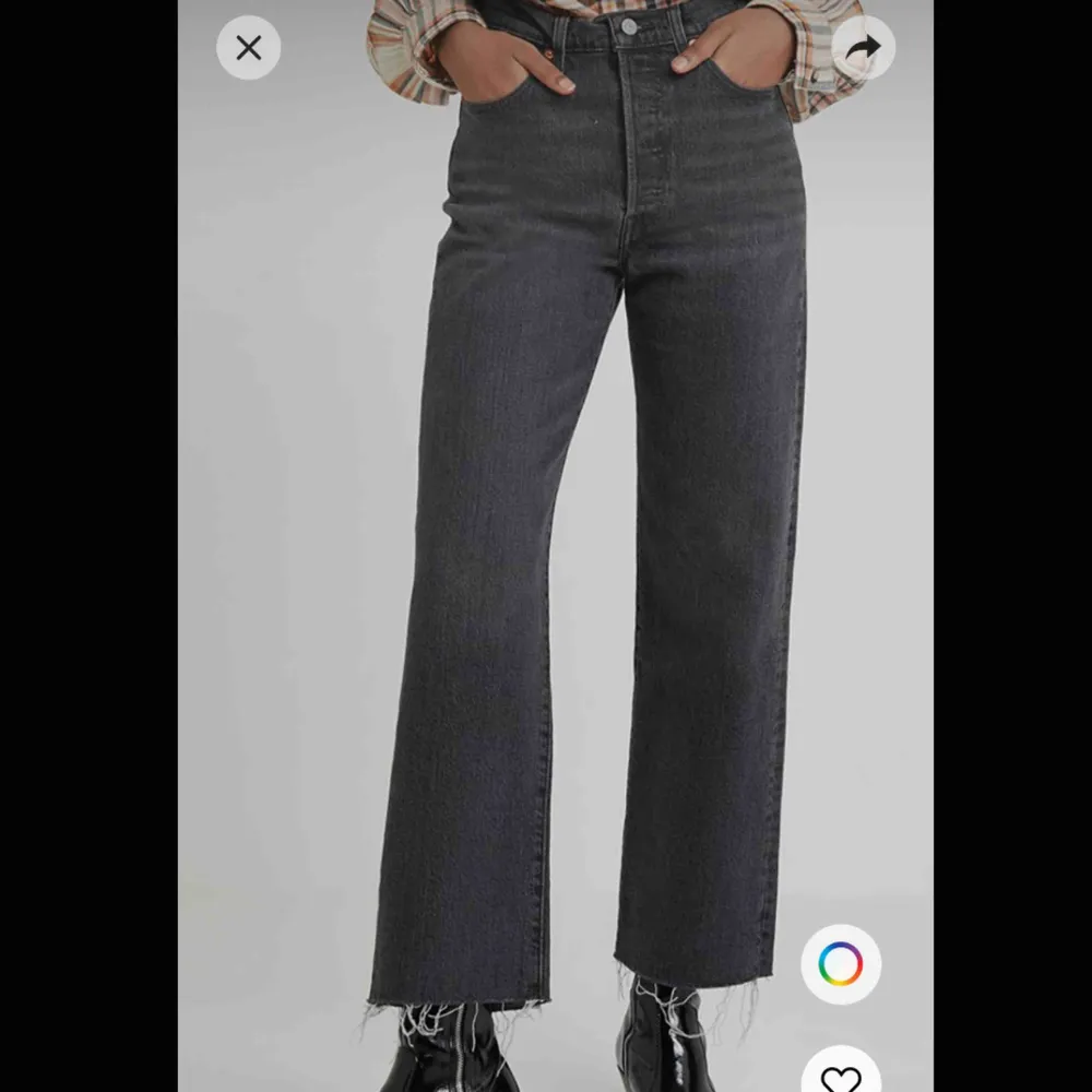 Helt oanvända Levis-jeans, för stora för mig tyvärr. Originalpris 1035 kr💕 (köparen står för frakten). Jeans & Byxor.
