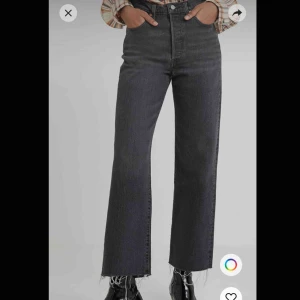 - Helt oanvända Levis-jeans, för stora för mig tyvärr. Originalpris 1035 kr💕 (köparen står för frakten)