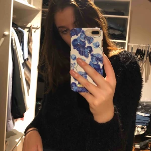  - En svart tröja från hm, använd men i bra skick. Nypris 199kr men säljer för 65kr. Säljer pga kort i ärmarna för mig. 