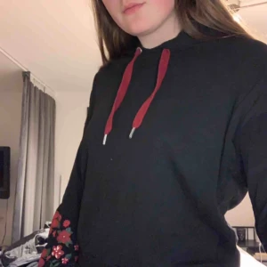  - Snygg lite croppad hoodie. Snygga tryck på ärmarna. Den är i storlek XL men sitter som en M 70kr + eventuell frakt!