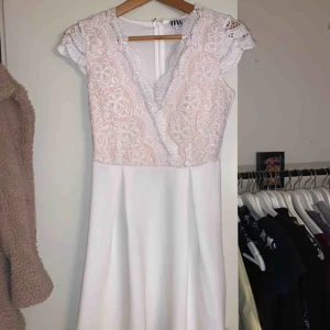  - Vit student klänning från bubbelroom. Använd 1 gång. Kan diskutera pris & kan frakta. 