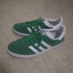  - Ett par adidas gazelles som jag inte längre passar mig då de är lite små i storleken. De är i bra skick även fast jag har haft på mig de flera gånger. 