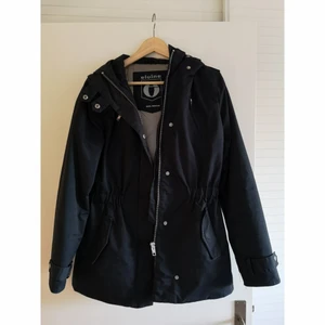 Elvine vinterjacka strl M - Vinterjacka från Elvine. Använd två vintrar. Snygg passform, varm, andas bra. Vindtät, tål regn till viss mängd. Stor skön luva. Mörkblå. 