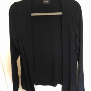  - Tunn svart kofta från Vila i storlek S. Passar även xs. Köparen står för frakten. 