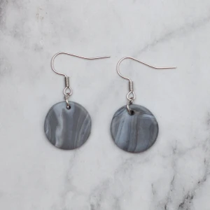  - Fina silverfärgade örhängen med ett hänge i lera. Nickelfria. Fri frakt vid köp över 100:-.