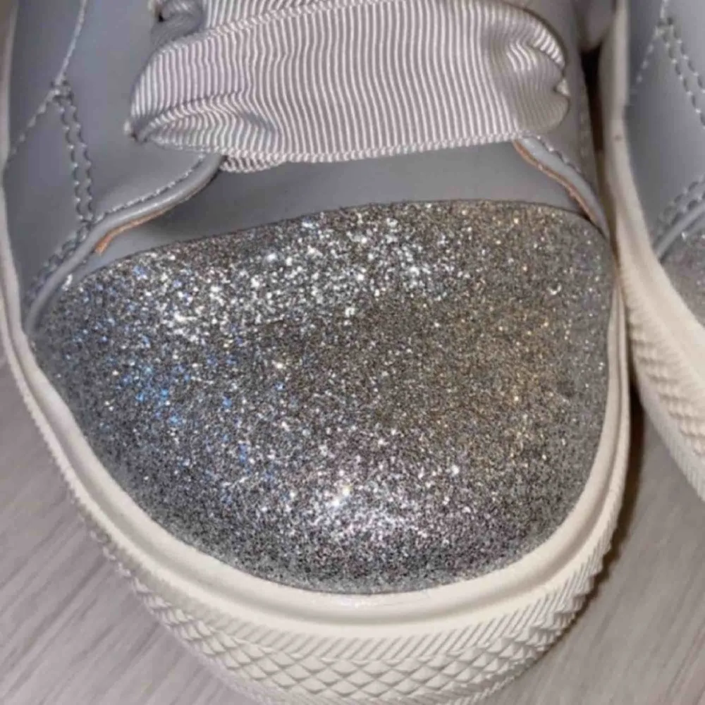 Gråa och silver glittriga skor i storlek 38, helt oanvända och säljer pågrund av att dom är för stora för mig och jag glömde att skicka tillbaka dom. . Skor.
