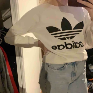  - Snygg adidas tröja, nypris 599 ifrån boozt, frakt ingår inte i priset