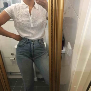  - Söt sommarblus i broderad bomull står strl XL men passar mer S-L beroendes på hur du vill att den ska sitta 🌸