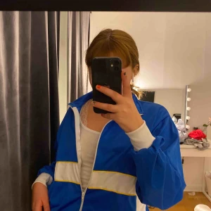  - Sjukt cool vintage 80s munkjacka/sportjacka?. Vet inte riktigt vad man ska kalla det! Men den är knappt använd av mig och köpt på humana!  Köpte den för 200kr tror jag! 