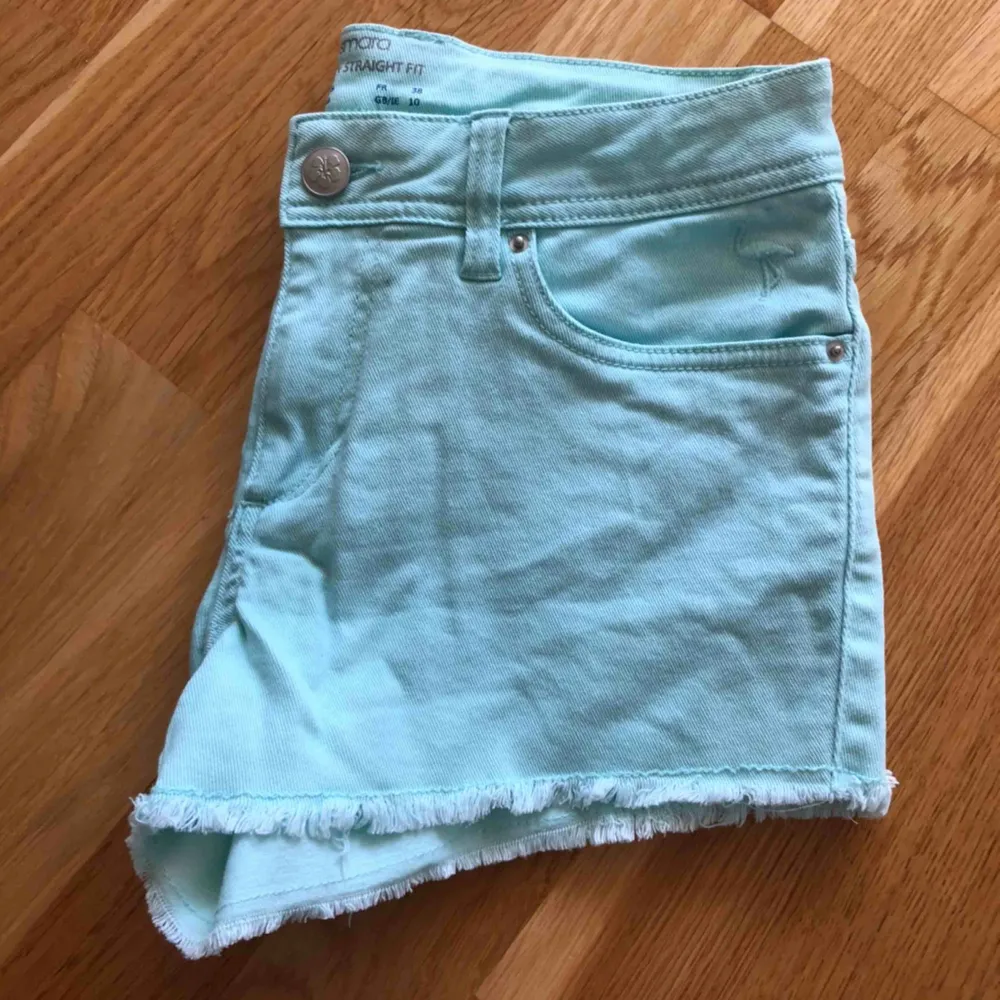 💦Kortbyxa 🦩 Jeans short Storlek 36 Nyskick, använd 2gånger  30 kr 📮Kan skickas mot fraktkostnad 🚫Djurfritt och rökfritt hem. Shorts.