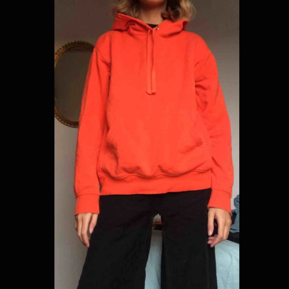 Orange hoodie från HM! 🧡 Jättesnygg färg och väldigt användbar. Skriv för fler bilder. Huvtröjor & Träningströjor.