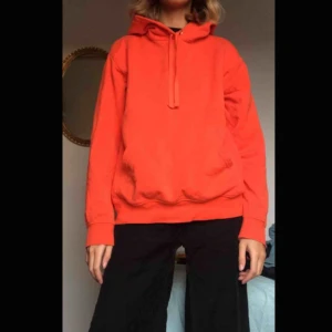  - Orange hoodie från HM! 🧡 Jättesnygg färg och väldigt användbar. Skriv för fler bilder