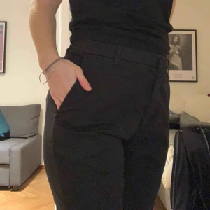  - Svarta/asfalts färgade kostymbyxor från HOPE. Säljes pga för stora.