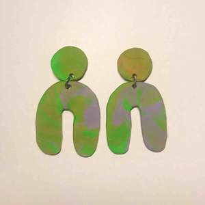 Handgjorda örhängen i lera!  Lila & gröna🌱 Instagram - Fruktansvardkonst 