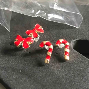  - Två PAR SÖTA EMALJERADE ÖRHÄNGEN MED ETUIET * *BJUDER PÅ PORTOT * NYA INPLASTADE 