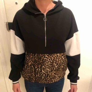  - Cool tröja med luva.kan användas till vardags eller träning.