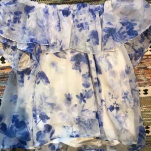  - Offshoulder tröja från bikbok med volanger, köparen står för frakt.