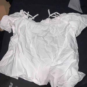  - Jättefin blus från hm, lite använd men otroligt fint skick!  Snören för axlarna men får att ta av då den sitter med resår!  50kr ink. Frakt 50kr 