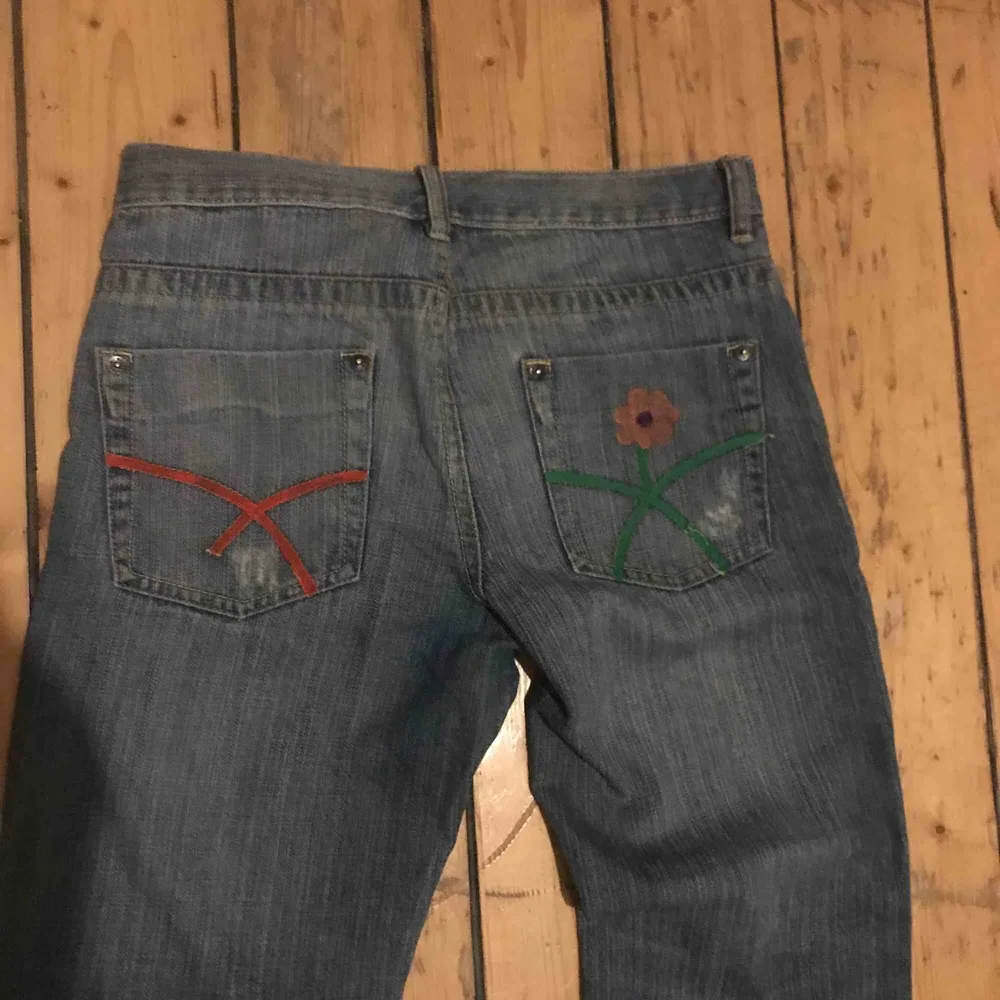 Snygga byxor med fina detaljer där bak . Jeans & Byxor.