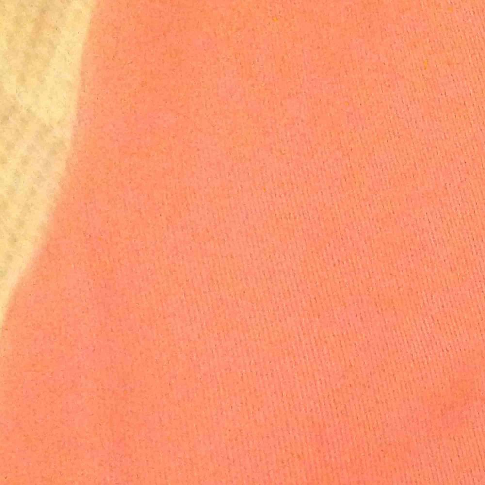 Korall/rosa adidas byxor som jag använt ca 2ggr. Jeans & Byxor.