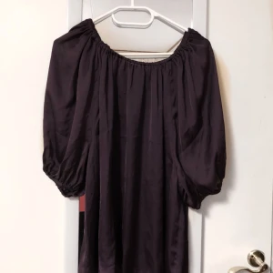  - En blus som är använd fåtal gånger från Gina tricot. Storlek 38