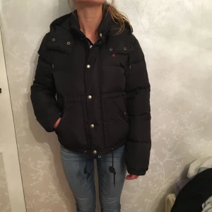  - En oanvänd (5ggr) fin och varm vinterjacka från raulph lauren!! Rekommenderar verkligen!! Det är personligen inte min stil och därför säljs den! Orginal pris är 3500 och säljs för 2200!