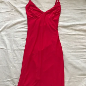  - Använd en kväll, strl S super fin och figursydd. Framhäver rumpan och formar den super snyggt där baktill. 